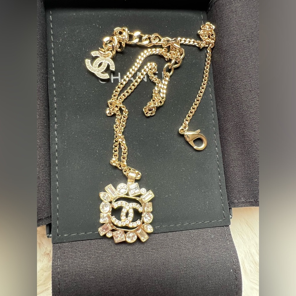 New authentic CHANEL CC strass pendant
Crystal CC 23P Necklace in gold color - Picture 8 of 11